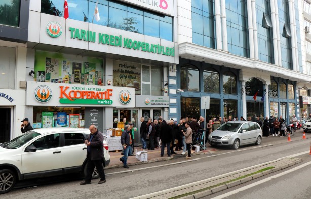 Foto - Ucuz sıvı yağa yoğun talep! Raflara konulmadan satılmaya başlandı