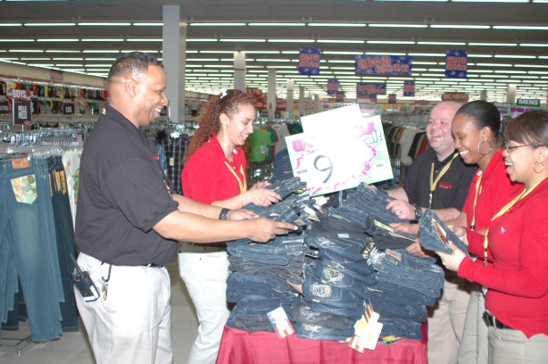 Foto - Ucuz ürünleri mağazada kapış kapış satan giyim devi iflas etti! Yüzlerce işçi maalesef işsiz kalacak