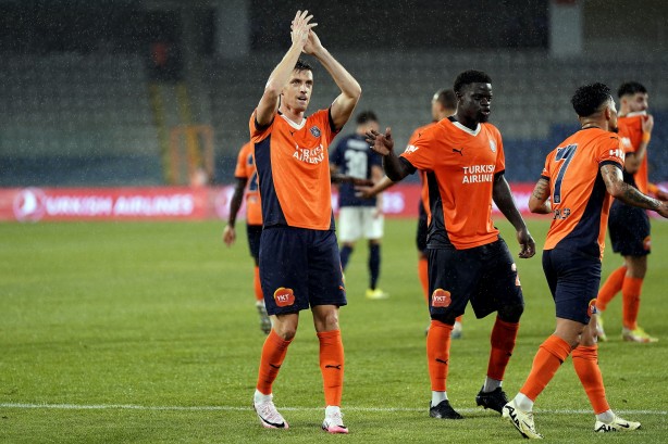 Foto - UEFA Konferans Ligi 2. Ön Eleme Turu: Başakşehir: 6 - La Fiorita: 1