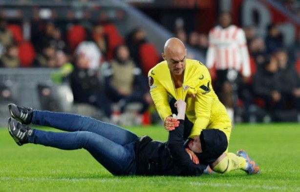 Foto - UEFA maçı güreşe dönüştü