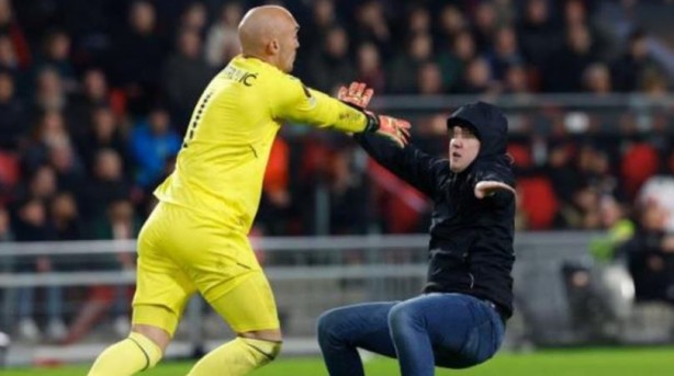 Foto - UEFA maçı güreşe dönüştü