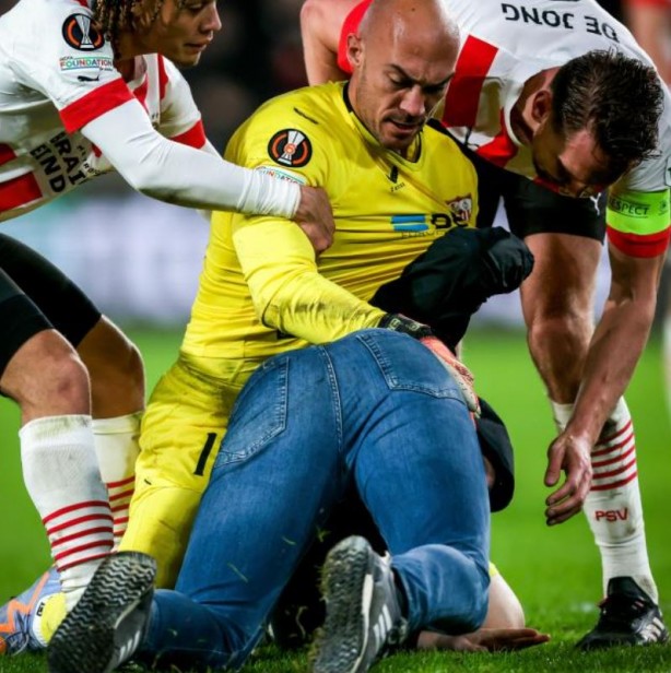 Foto - UEFA maçı güreşe dönüştü