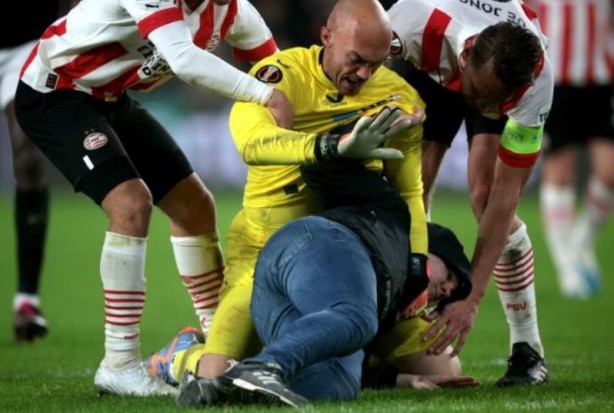 Foto - UEFA maçı güreşe dönüştü