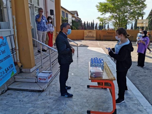 Foto - Uğruna makam aracını sattığı öğrencileri sınav günü de yalnız bırakmadı