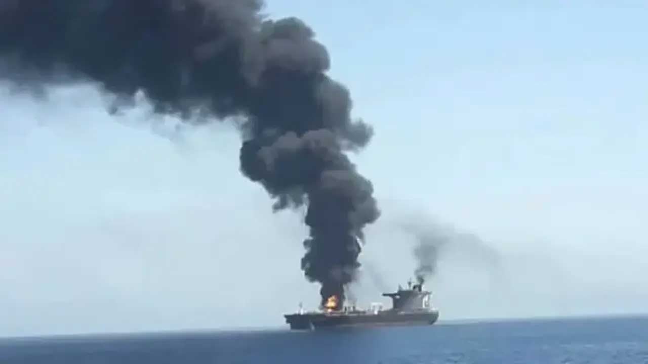 Foto - UKMTO gizemli olayı duyurdu: Tanker kaynağı bilinmeyen mühimmatla vuruldu