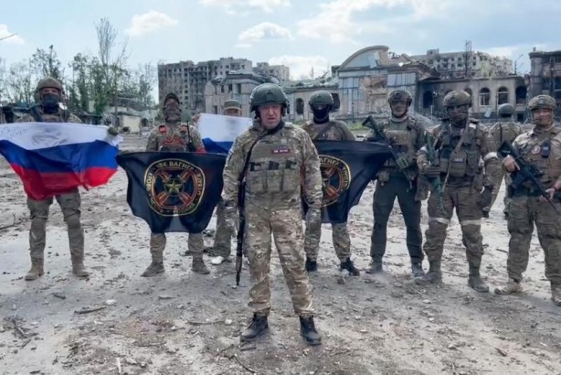 Foto - Ukrayna Devlet Başkanı Zelenski tüm dünyaya duyurdu! Bakhmut düştü