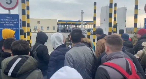 Ukrayna-Romanya sınırında araç kuyruğu 20 kilometreyi buldu
