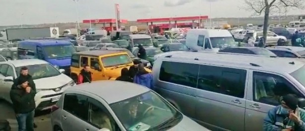 Foto - Ukrayna-Romanya sınırında araç kuyruğu 20 kilometreyi buldu