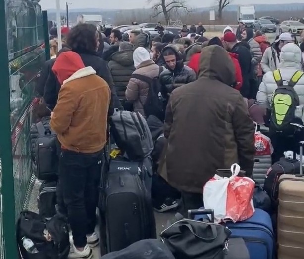 Foto - Ukrayna-Romanya sınırında araç kuyruğu 20 kilometreyi buldu