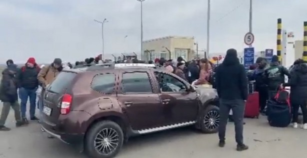 Foto - Ukrayna-Romanya sınırında araç kuyruğu 20 kilometreyi buldu