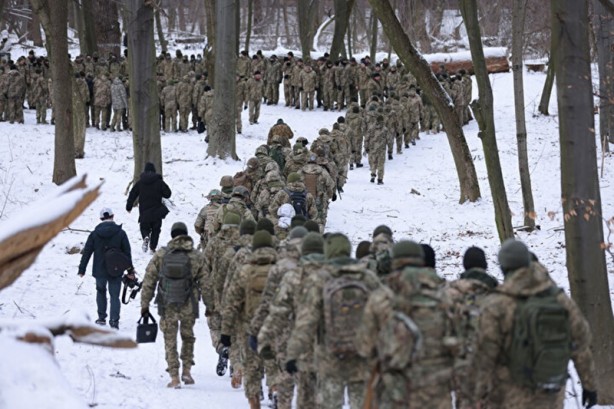 Foto - Ukrayna-Rusya gerilimi sürüyor! Eli silah tutan herkes askere çağrılıyor
