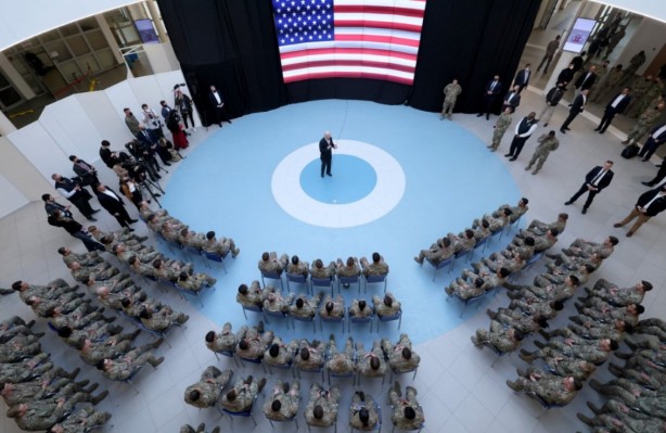 Foto - Ukrayna sınırındaki ABD'li askerleri ziyaret eden Biden, oğlunun madalyalarını anlattı