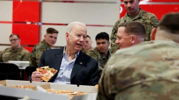 Foto - Ukrayna sınırındaki ABD'li askerleri ziyaret eden Biden, oğlunun madalyalarını anlattı