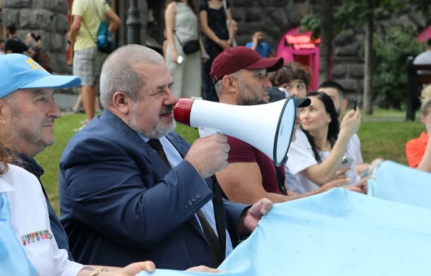 Foto - Ukrayna caddelerinde 'Türk bayrakları' dalgalandı!