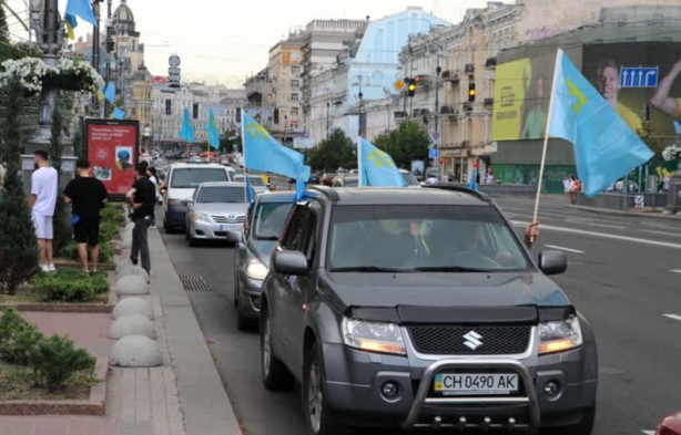 Foto - Ukrayna caddelerinde 'Türk bayrakları' dalgalandı!