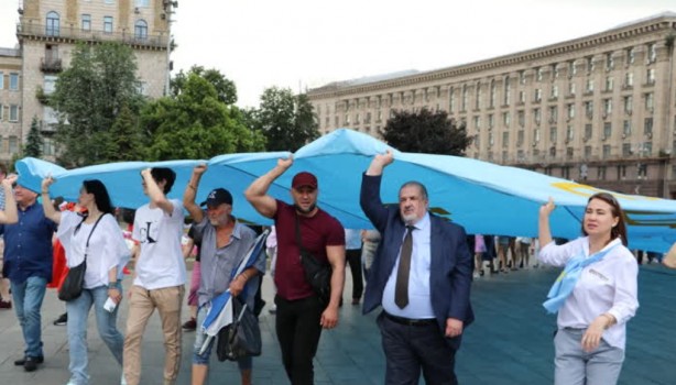 Foto - Ukrayna caddelerinde 'Türk bayrakları' dalgalandı!