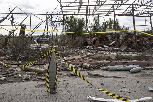 Ukrayna'da harabeye dönen köy görüntülendi