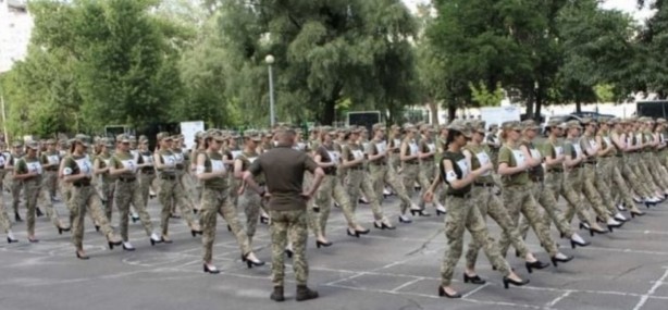 Foto - Ukrayna'da kadın askerler krize neden oldu! "Aşağılıyorlar" tepkisi