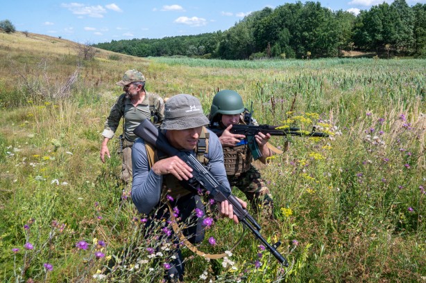 Foto - Ukrayna’da sivillere silah eğitimi