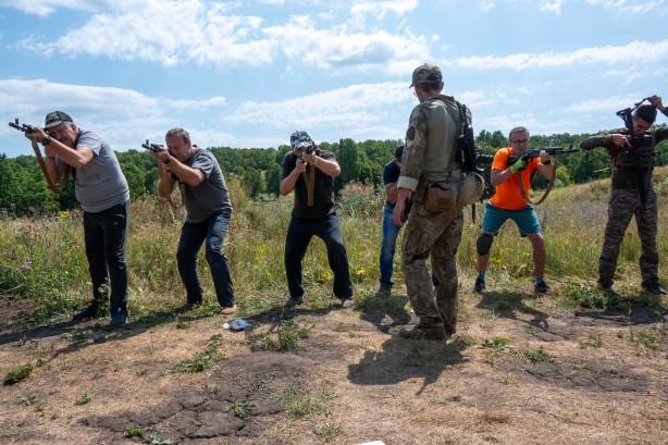 Foto - Ukrayna’da sivillere silah eğitimi