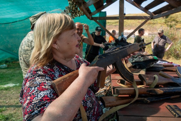 Ukrayna’da sivillere silah eğitimi