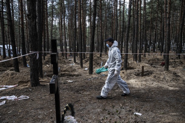 Foto - Ukrayna'dan dehşete düşüren görüntüler! Gömüldükleri yerden çıkarılıyorlar