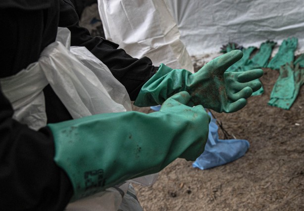 Ukrayna'dan dehşete düşüren görüntüler! Gömüldükleri yerden çıkarılıyorlar