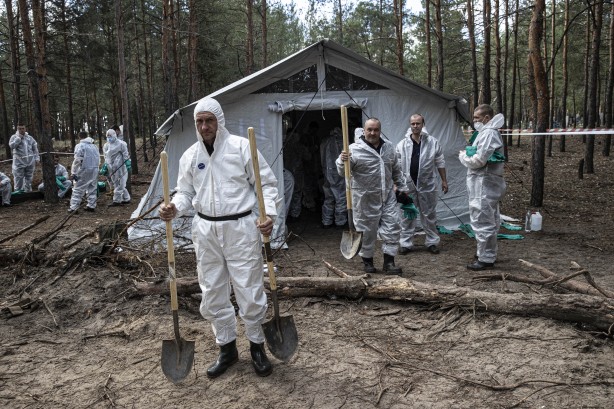 Foto - Ukrayna'dan dehşete düşüren görüntüler! Gömüldükleri yerden çıkarılıyorlar
