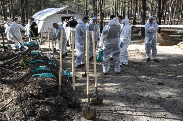 Foto - Ukrayna'dan dehşete düşüren görüntüler! Gömüldükleri yerden çıkarılıyorlar