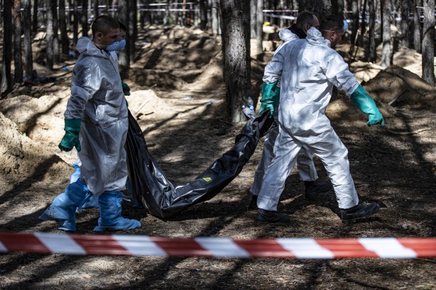 Foto - Ukrayna'dan dehşete düşüren görüntüler! Gömüldükleri yerden çıkarılıyorlar