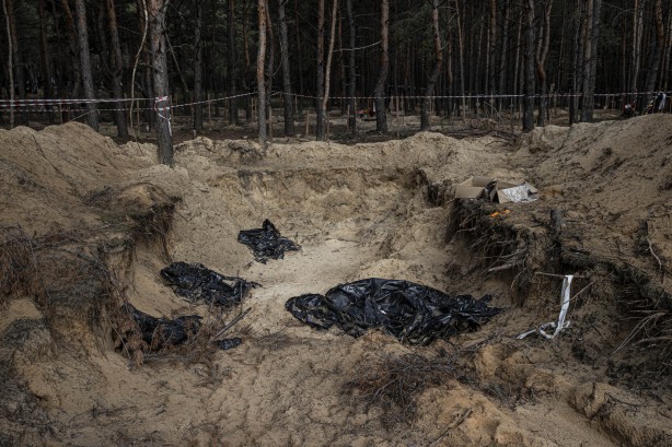Foto - Ukrayna'dan dehşete düşüren görüntüler! Gömüldükleri yerden çıkarılıyorlar