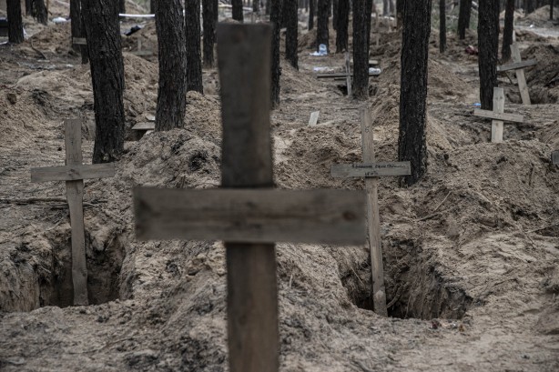 Foto - Ukrayna'dan dehşete düşüren görüntüler! Gömüldükleri yerden çıkarılıyorlar