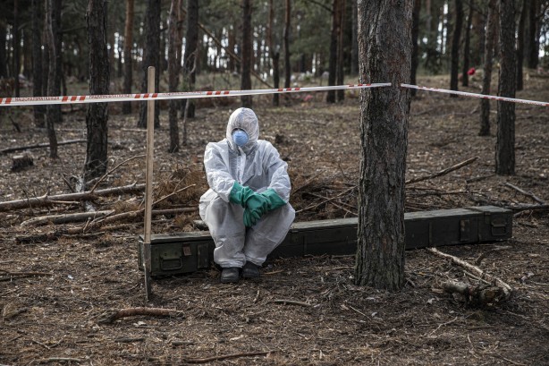 Foto - Ukrayna'dan dehşete düşüren görüntüler! Gömüldükleri yerden çıkarılıyorlar
