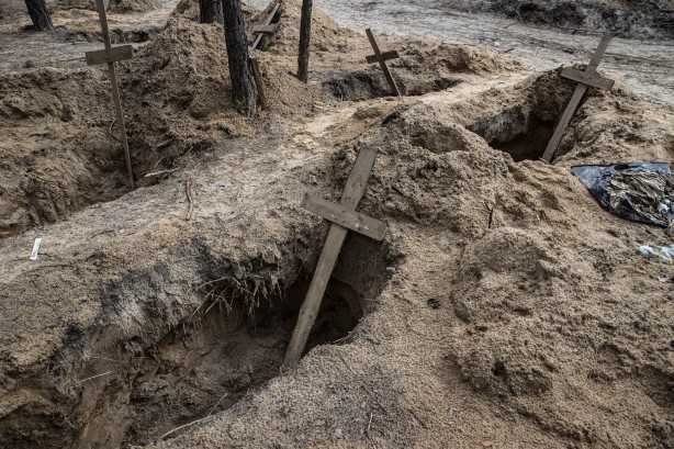 Foto - Ukrayna'dan dehşete düşüren görüntüler! Gömüldükleri yerden çıkarılıyorlar