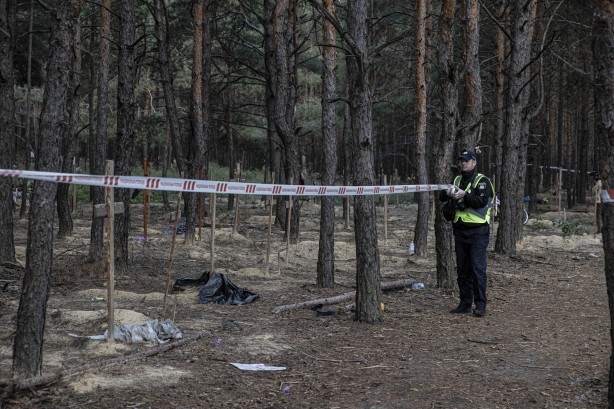 Foto - Ukrayna'dan dehşete düşüren görüntüler! Gömüldükleri yerden çıkarılıyorlar