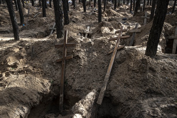 Foto - Ukrayna'dan dehşete düşüren görüntüler! Gömüldükleri yerden çıkarılıyorlar