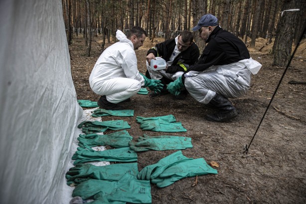 Foto - Ukrayna'dan dehşete düşüren görüntüler! Gömüldükleri yerden çıkarılıyorlar