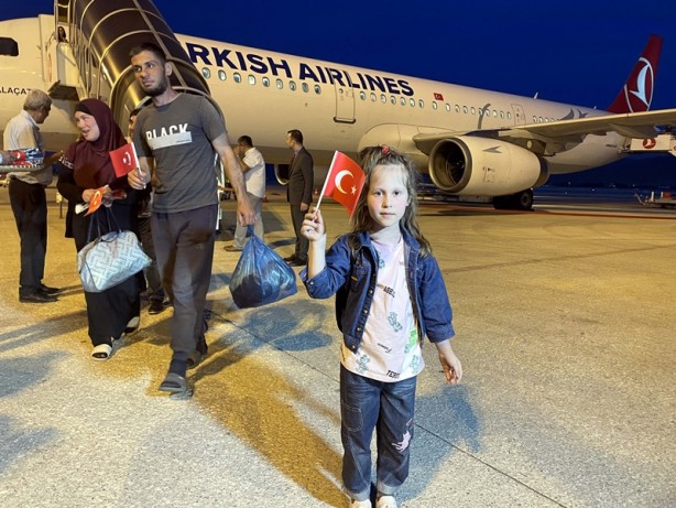 Foto - Ukrayna'dan tahliye edilen 9. kafile Türkiye'de