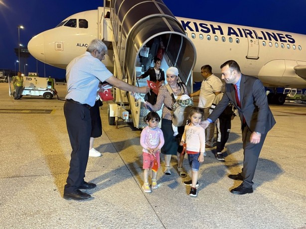 Foto - Ukrayna'dan tahliye edilen 9. kafile Türkiye'de