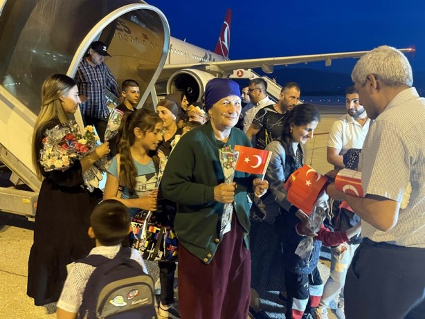 Foto - Ukrayna'dan tahliye edilen 9. kafile Türkiye'de