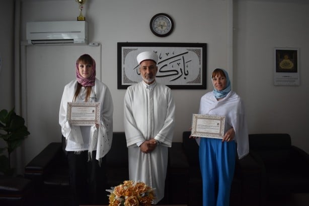 Foto - Ukraynalı anne ile kızı İslam'la şereflendi!