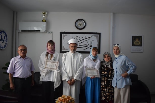Foto - Ukraynalı anne ile kızı İslam'la şereflendi!