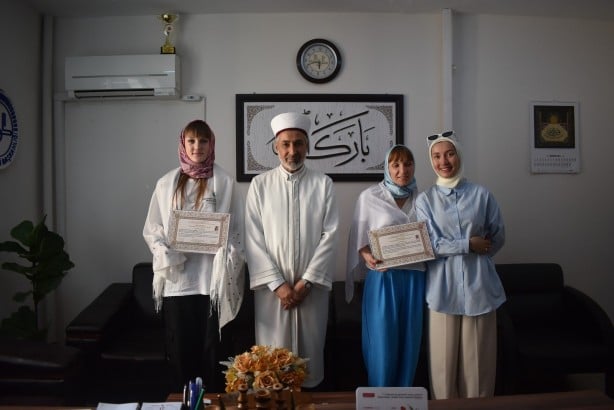 Ukraynalı anne ile kızı İslam'la şereflendi!
