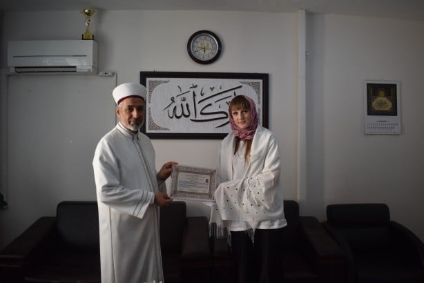 Foto - Ukraynalı anne ile kızı İslam'la şereflendi!