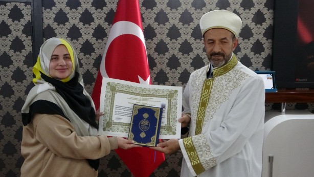 Foto - Ukraynalı genç kadın İslam'la şereflenip Zeynep ismini aldı