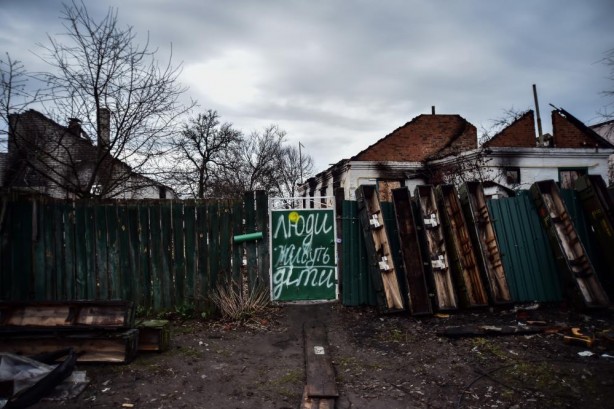 Foto - Ukraynalılar her evin kapısına yazdı, Ruslar umursamadı! Film gibi görüntüler