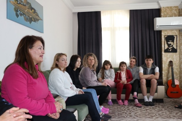 Ukraynalılara evini açtı! Gündem oldu