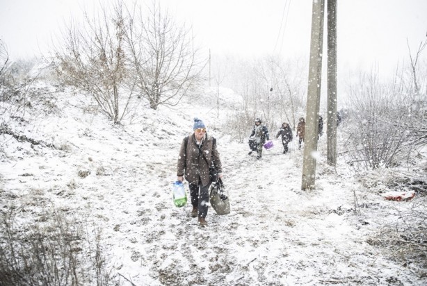 Foto - Ukraynalıların çilesi kar yağışı altında devam etti