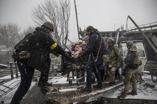 Foto - Ukraynalıların çilesi kar yağışı altında devam etti