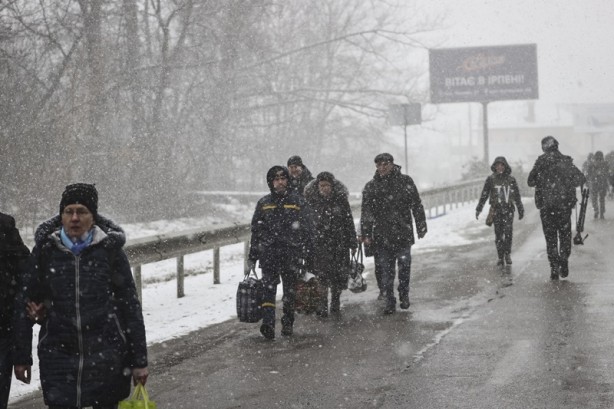 Foto - Ukraynalıların çilesi kar yağışı altında devam etti